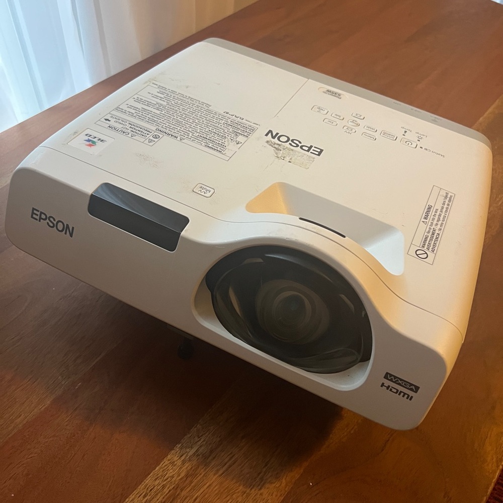 Epson 535W powerlite projector with its needed cables.